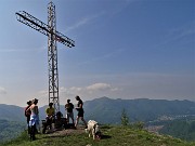 37 Alla croce di vetta del Pizzo di Spino (954 m)...dar da bere agli assetati !